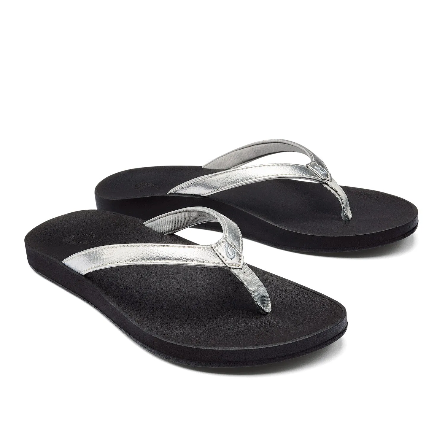 Puawe Woman's Sandal in Silver and Black